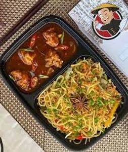 Chilli chicken [8 pieces] + veg noodles [full]