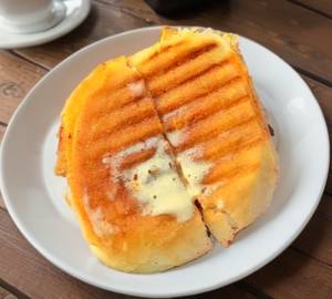 Butter cheese vada pav