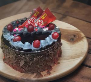 Kitkat chocolate cake