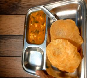 4 puri with sabji
