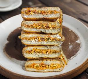 Stuffed Paneer kulcha.