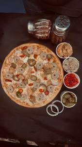 Exotic Chicken Pizza