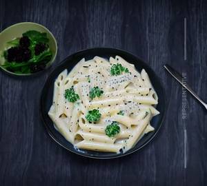 White sauce pasta