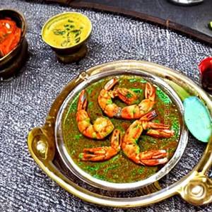 Daab chingdi (prawns cooked in raw coconut)
