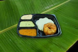 Thatte Idli [1] & Uddina Vada [1]