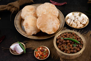 Poori with Kala Chana Ghugni [4cp]