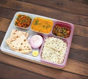 Veg thali ( daal chawl sabji roti bhujia salad)