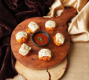 Cheese Melting Gravy Momos [6 Pieces]