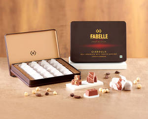 Gianduja Milk  - Hazelnut infused Chocolate Cubes [24 Pralines]