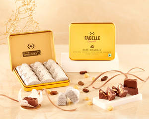 Gianduja Dark - Hazelnut infused Cubes [12 Pralines]