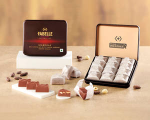 Gianduja Milk  - Hazelnut infused Chocolate Cubes [12 Pralines]