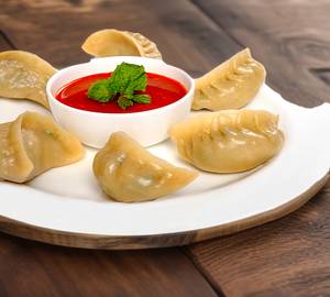 Chicken Momos With Red Chilli Sauce [6 Pieces]