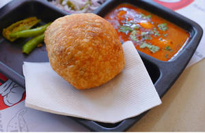 Pyaaz Kachori [1 Piece] With Aloo Sabji
