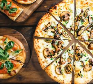 Bbq mushroom pizza (onion, tomato, & capsicum)