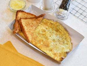 Cheese Omelette With Bread [2 Pieces]
