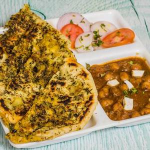 Amritsari Kulcha with Chole [2 Pieces]