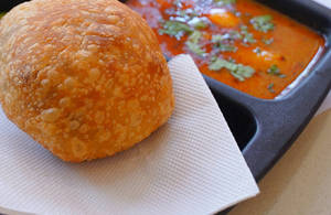 Dal Khasta Kachori [1 Piece] With Aloo Sabji