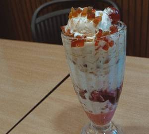 Strawberry falooda