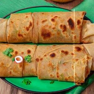 Single egg roll in laccha paratha