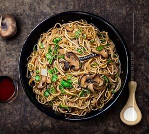 Mushroom hakka noodles