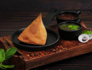 Samosa [1 Piece] With Chutney