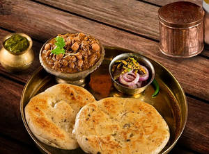Aloo Pyaaz Amritsari Kulcha with Chana Punjabi