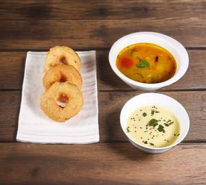 Plain Vada (2 Pcs) (Served with sambar and chutney))