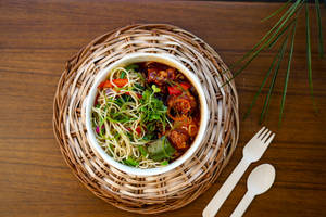 Veg Hakka Noodles & Chilli Chicken
