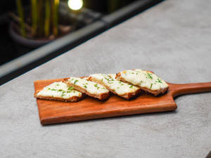 Mozzarella Cheese Garlic Bread (4 Pcs)