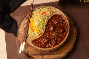 Hakka Noodles + Veg Manchurian [4 Pcs]