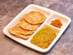 6 poori with aloo dum