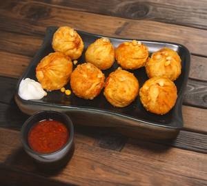 Fried cheese corn momos [8 pieces]