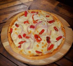 Onion red pepper pizza