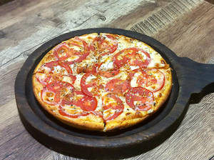 Cheesy Tomato Pizza