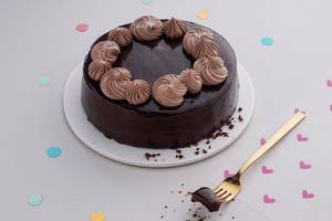 Valentine's Special Chocolate Mousse Cake (Half Kg) (Eggless)