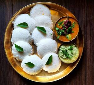 6 Butter Chitti Idli with Chicken Curry