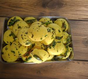 Dhokla with chutney(2 pieces )