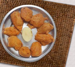 Potato bajii with sauce