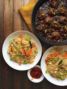 Veg Noodles With Manchurian