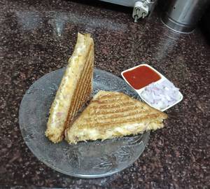 Cheesy Aloo Pyaz Toast (2 Slices )
