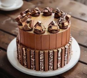 Kitkat james cake