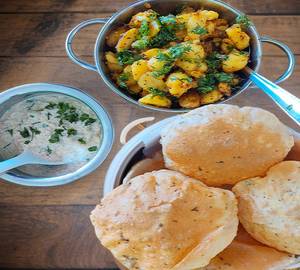 4 Poori With Aloo Ki Sabzi And Raita