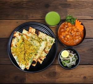 Amritsari paneer naan chana [2 pieces]