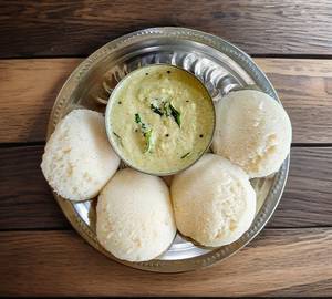 Idli With Coconut Chutney (4 Pcs)