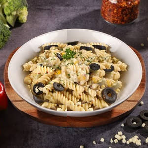 Pasta In Cheese Sauce Veg (Pan Tossed)