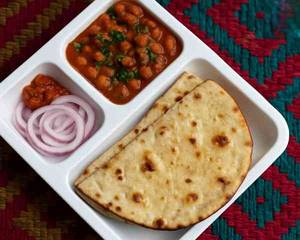 Amritsari Chole +2 Tandoori Roti, Salad