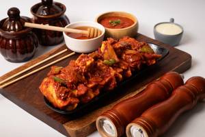 Veg Paneer Honey Chilli Garlic Pan Fried Momos [6 Pcs]