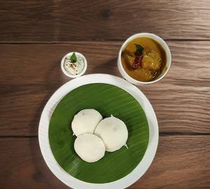 Idli with chicken kuzhambu