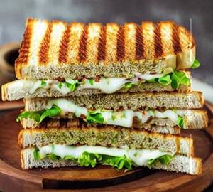 Cheese chutney sandwich [sandwich]