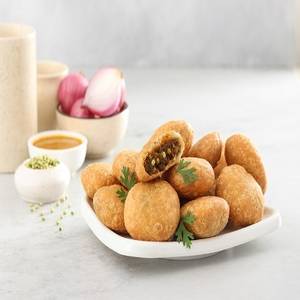 Pyaaz Kachori (Onion Kachori)